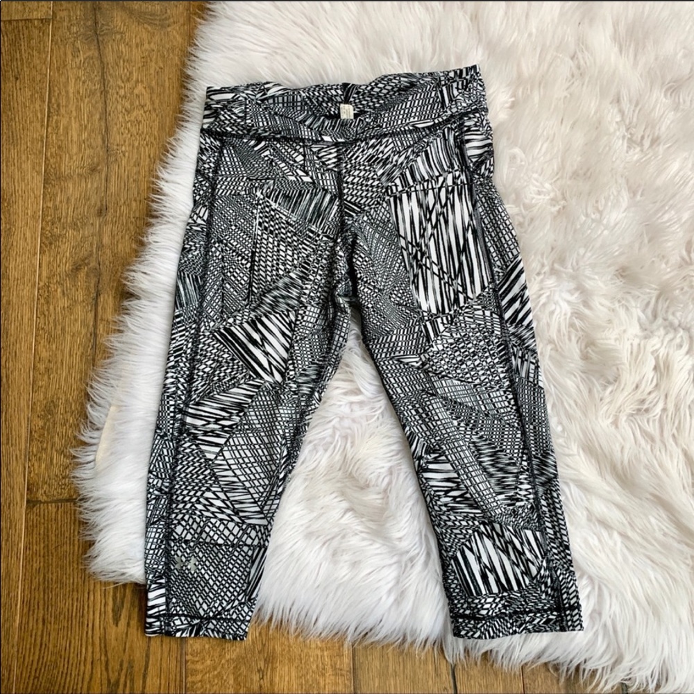 under armour • black and white crops